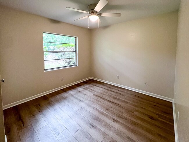 Building Photo - 3BR/1BA Pet Friendly House in NW Gainesvil...