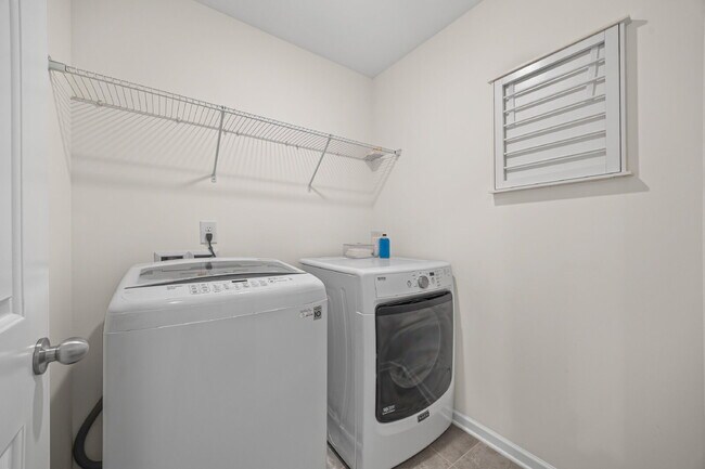 Building Photo - "Spacious 5-Bedroom Gem in Gastonia with 3...