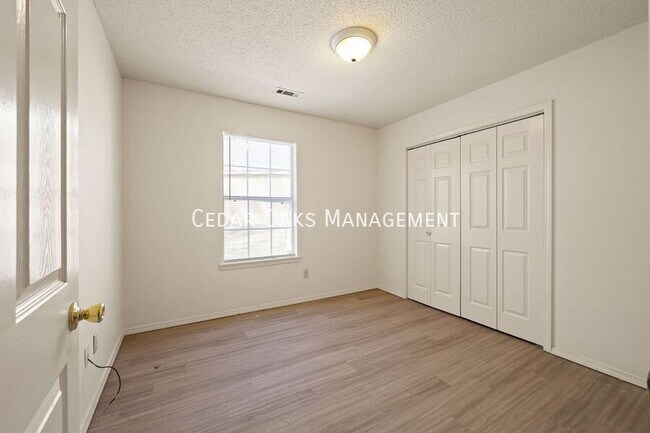 Building Photo - 5908 Sara St