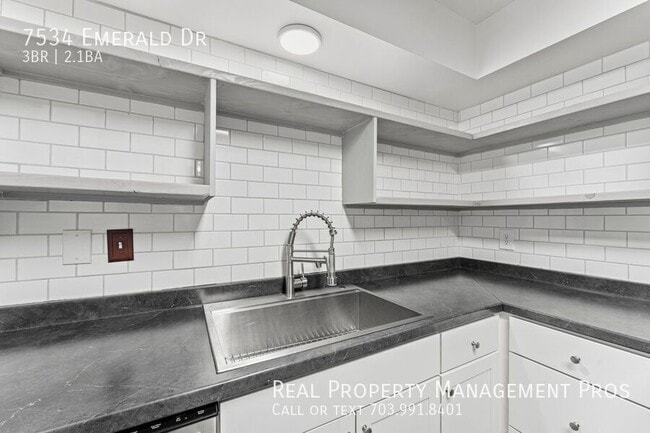 Building Photo - 7534 Emerald Dr