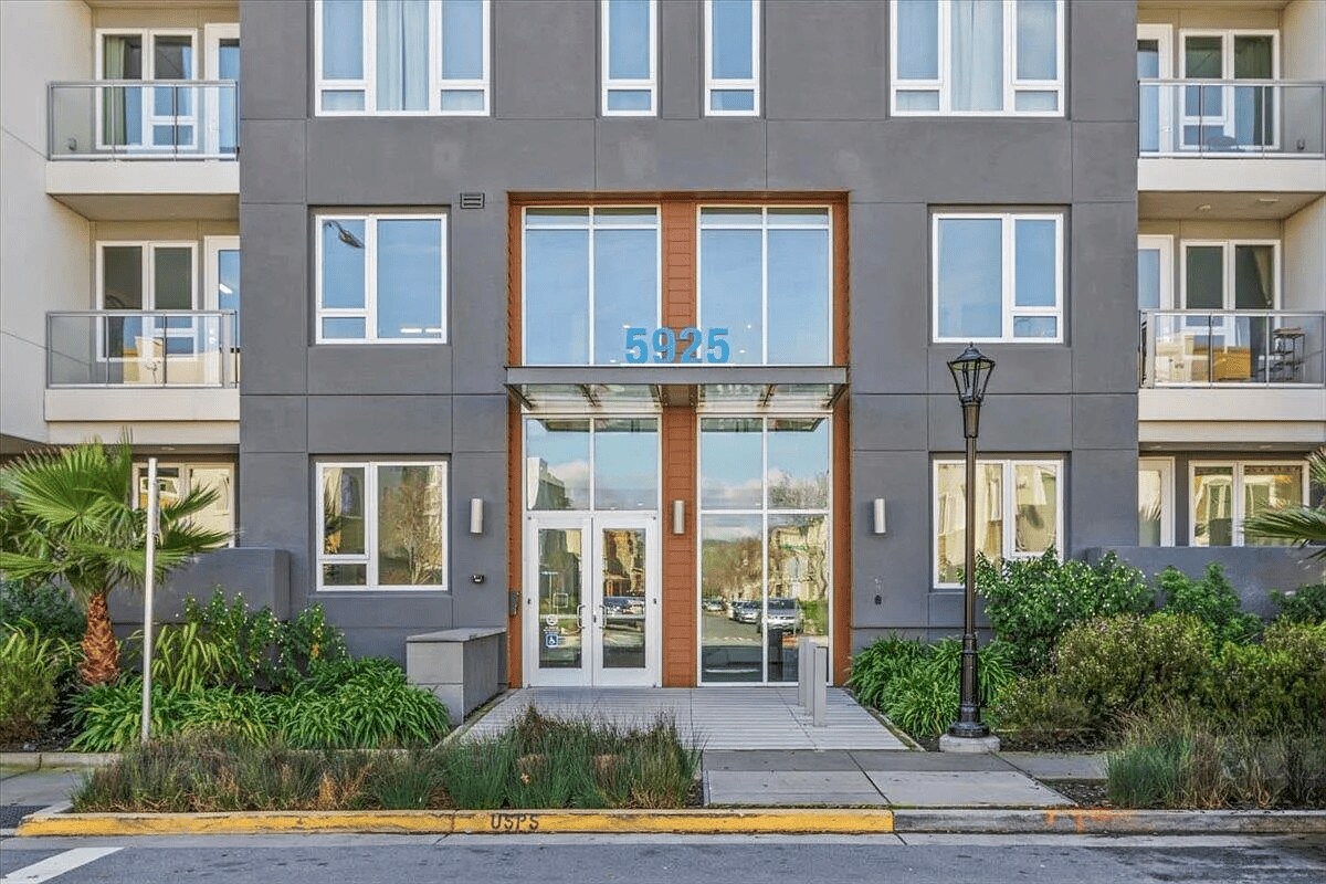 Building Photo - 5925 Charlotte Dr