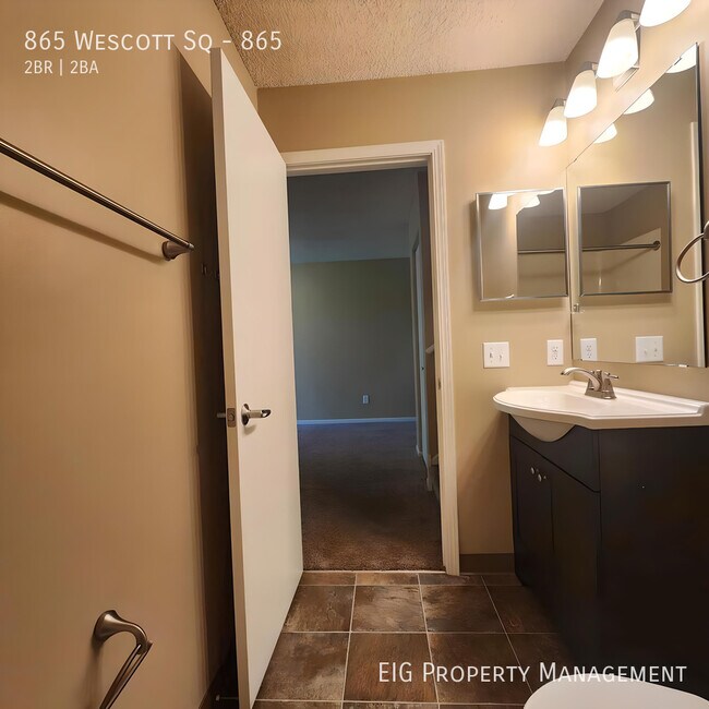 Building Photo - 865 Wescott Square