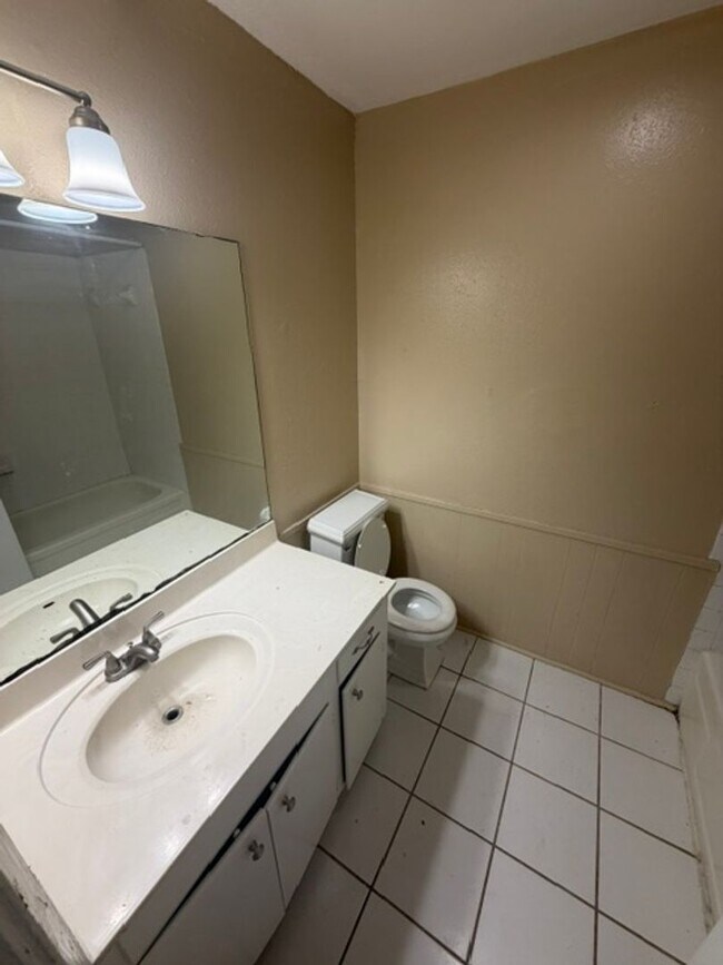 Building Photo - Beautiful Southern Hills 3 Bedroom Home