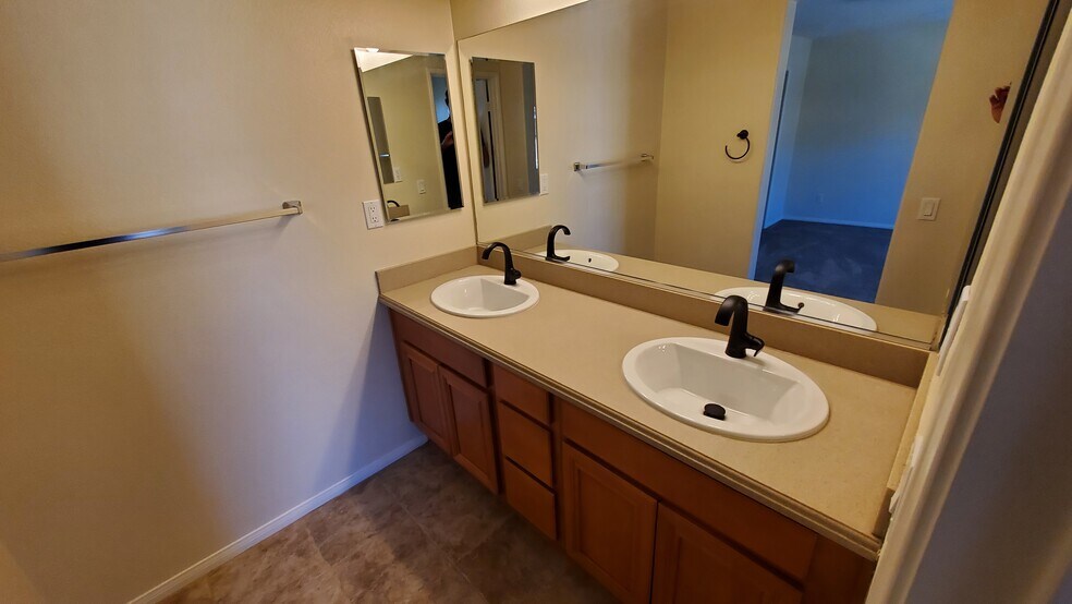 Upstairs Masterbath - 10488 Hollingsworth Way