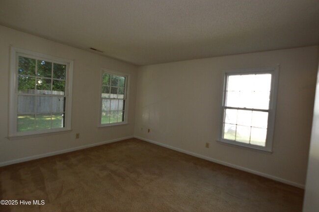 Building Photo - 1955 Rolling Ridge Dr