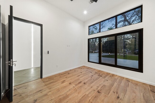 Building Photo - 2438 Carriage Lamp Ln