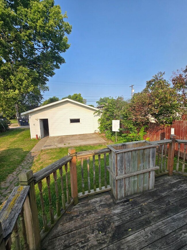 Building Photo - Beautiful 4 bed / 2 bath with garage and fenced yard on north side!