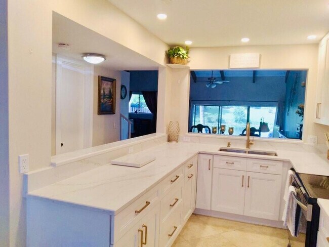 Building Photo - 2121 SW 82nd Ave