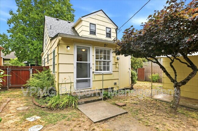 Building Photo - 2014 E Street