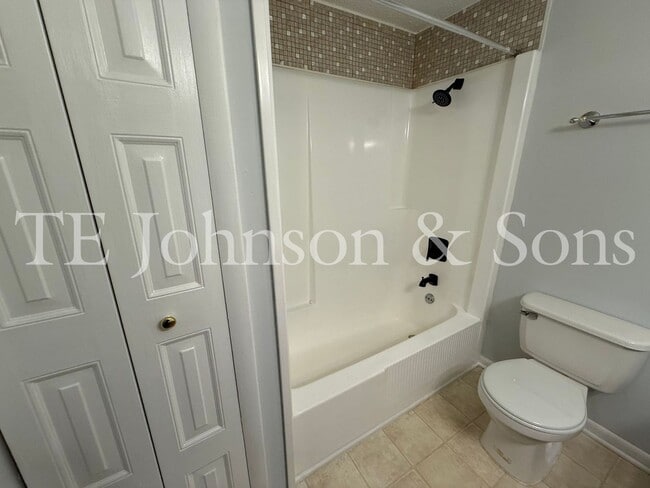 Building Photo - Cozy & Stylish 2BR Home with Fireplace, Su...