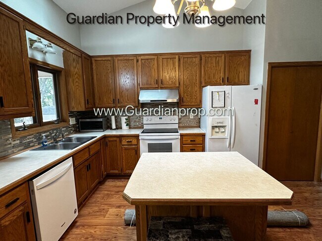 Building Photo - Maple Grove Single Family Home, 2 Car Garage, Dishwasher, Solar, Available Now