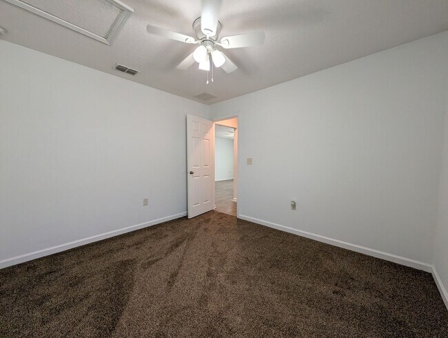 Building Photo - NOW AVAILABLE - 3/2 Duplex on this 18 mo Lease - Conveniently located off Lewis Speedway near St ...