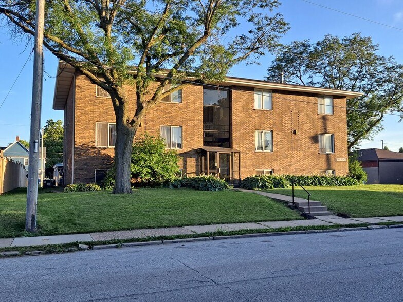 Building Photo - 1445 W 16th St