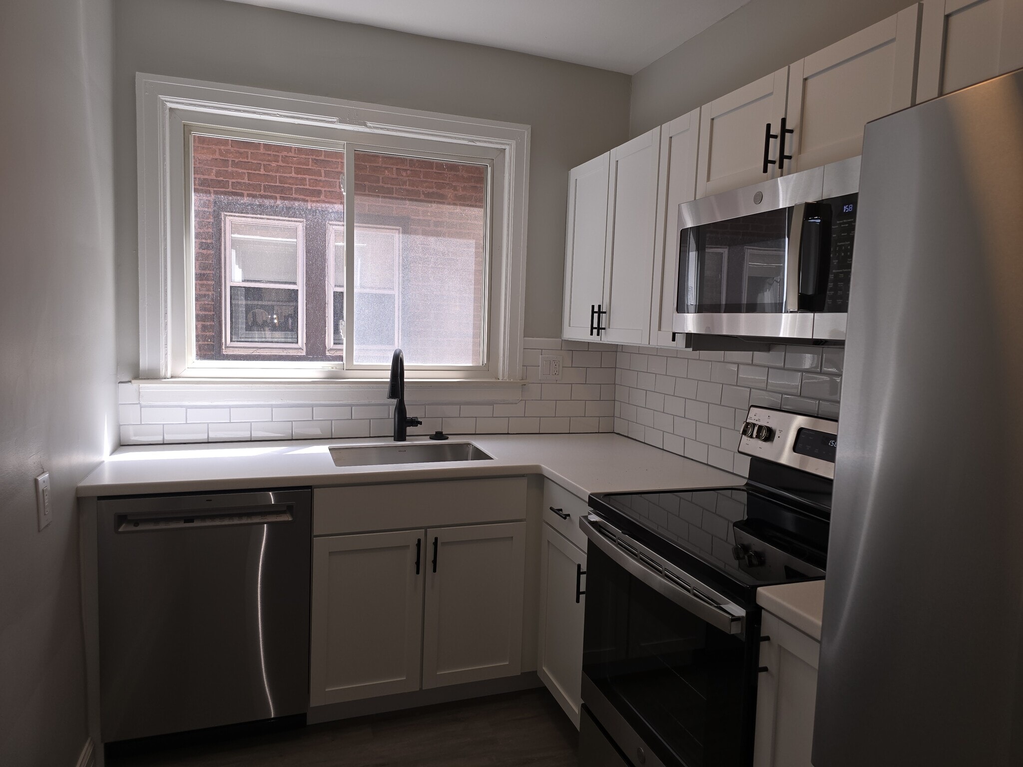 Building Photo - 1096 Beaconsfield Ave