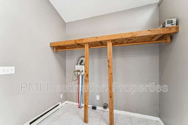 Building Photo - 525 NE Karapat Dr