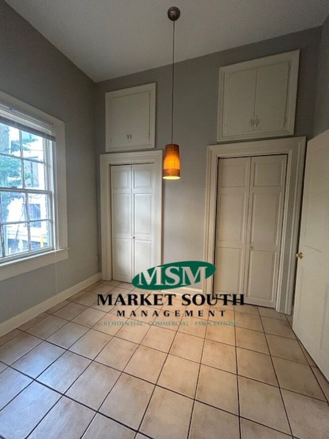 Building Photo - HISTORIC DOWNTOWN ONE BEDROOM!