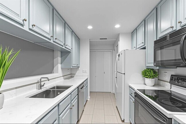 Building Photo - 806 W 24th St