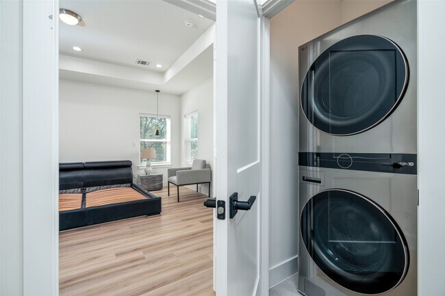 Building Photo - 112 Tolima Dove St