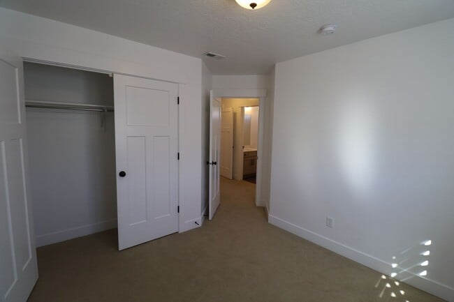 Building Photo - Upgraded Pet Friendly Lehi townhome