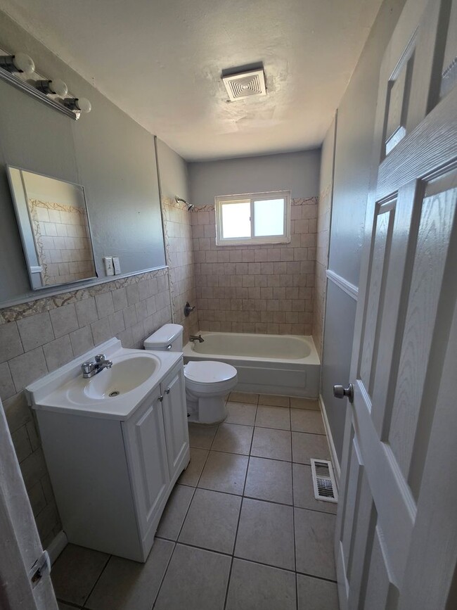 Building Photo - Very Cute 3bd/1bath home