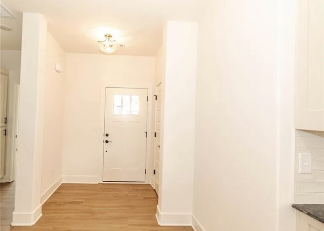 Building Photo - 841 Round Top St