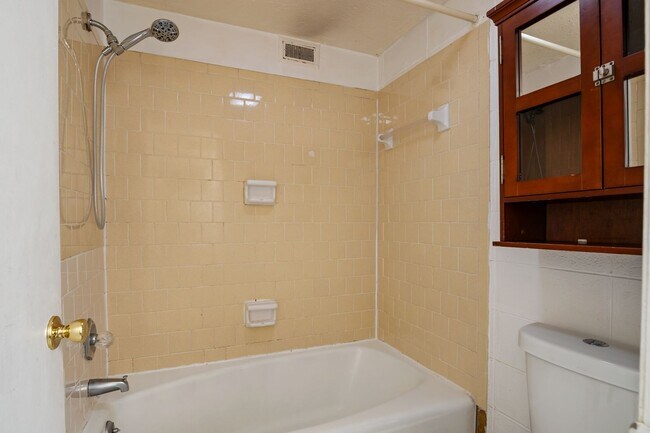 Building Photo - 3 bed/2 bath. Close to Campus. Pet Friendly.