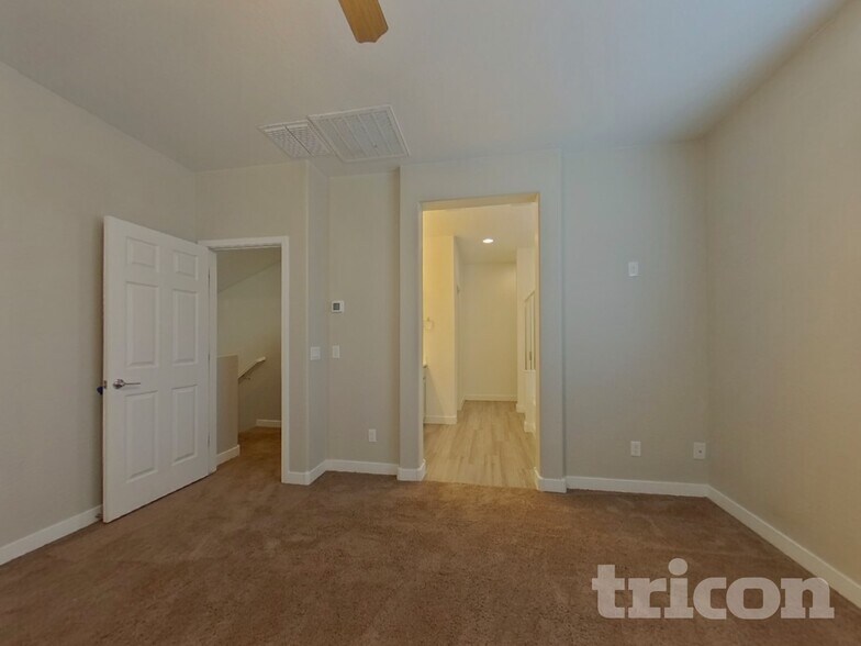 Building Photo - 2638 E Danbury Rd