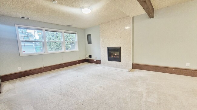 Building Photo - Charming 4 Bed 2 Bath Home in Wedgewood