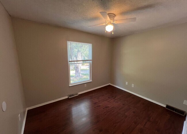 Building Photo - Quiet Cul-de-Sac Home with Bonus Room & Bi...