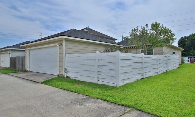 Building Photo - 3902 Mossy Pl Ln