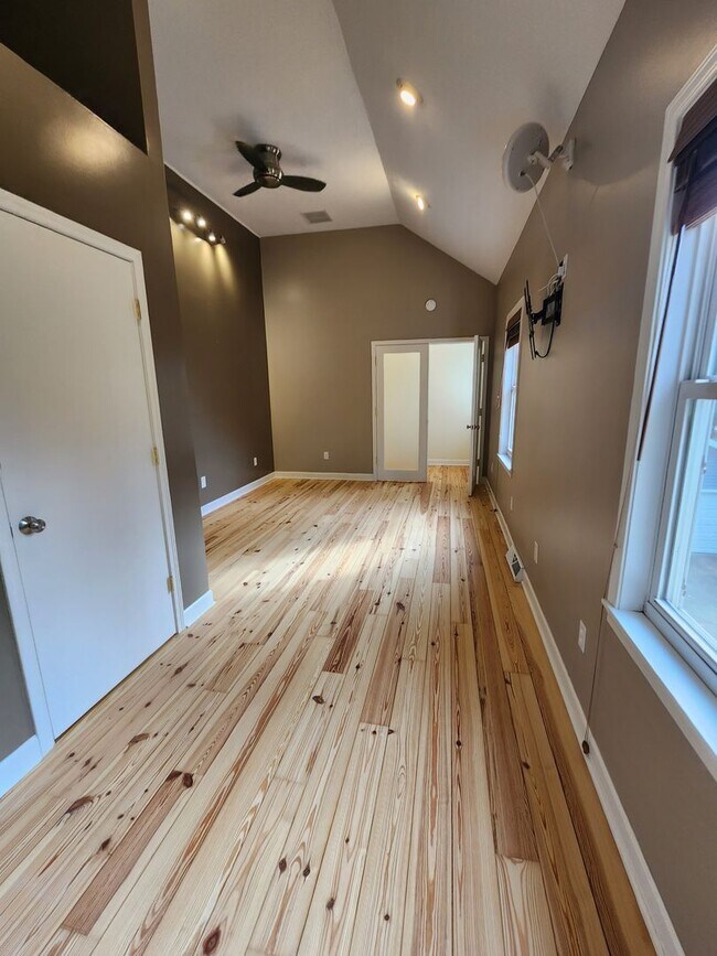 Building Photo - Gorgeous Home For Rent in Ohio City! 2 Master Suites!