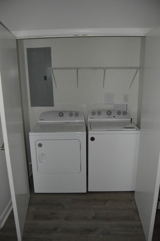 Building Photo - 860 Opal St