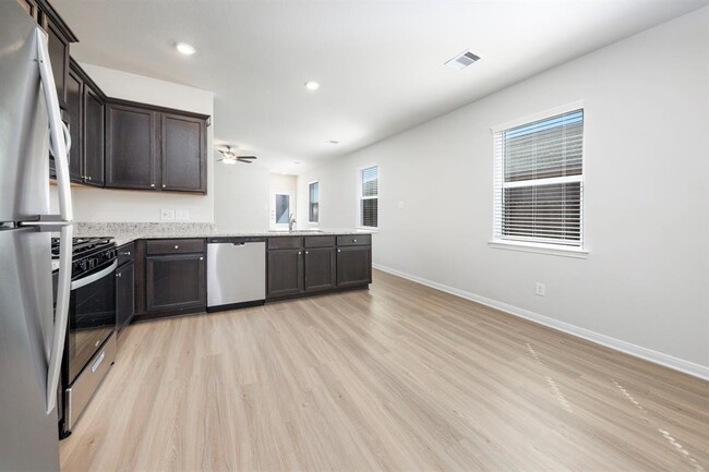 Building Photo - 15454 Maple Ter Dr