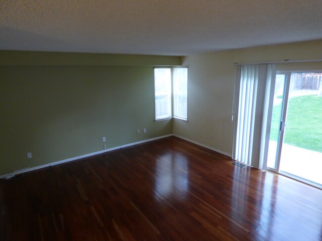 Building Photo - Fabulous Highlands Ranch Home!
