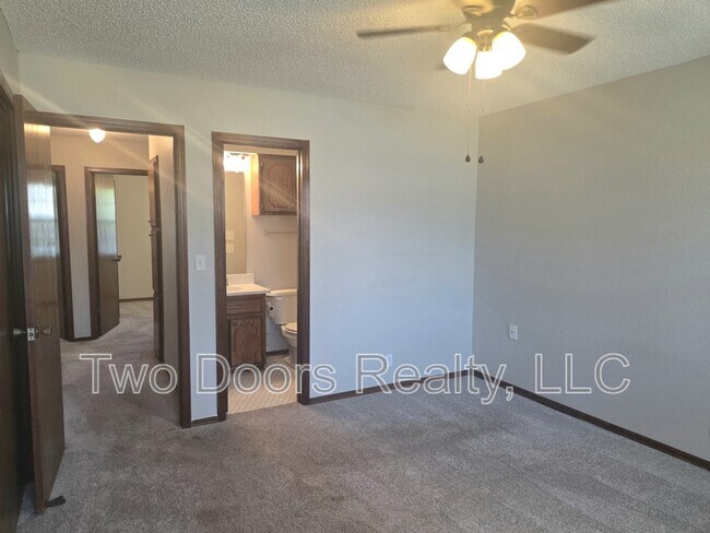 Building Photo - 663 W Perry Dr