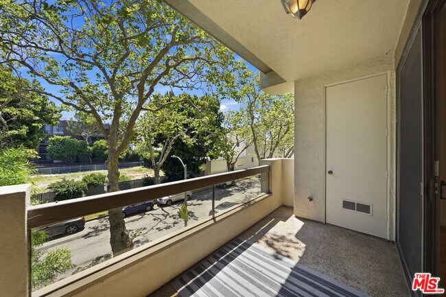 Building Photo - 141 S Linden Dr