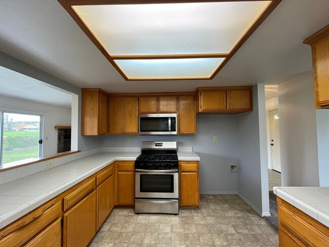 Building Photo - 924 Torrey Pines Dr