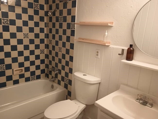 Building Photo - 1203 Agua Fria St