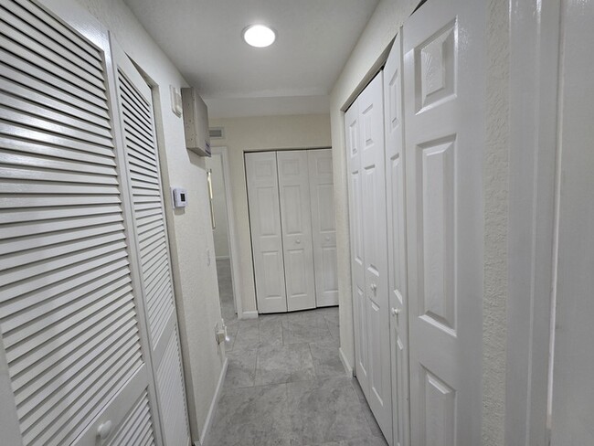 Building Photo - Beautiful 2 Bed 2 Bath Condo in West Palm ...