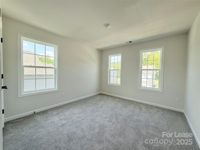 Building Photo - 5084 Silver Crk Ln