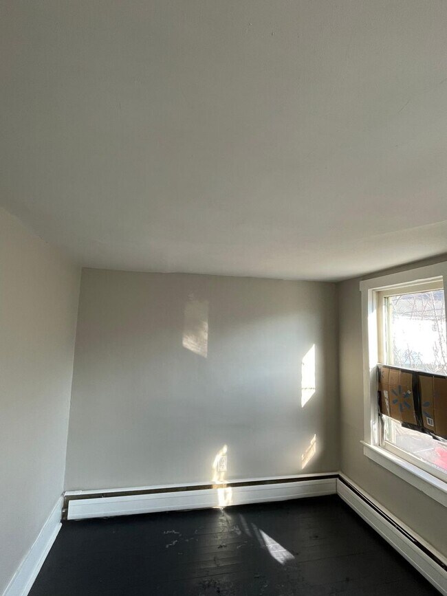 Building Photo - Newly Renovated 3BR Home – Move-In Ready