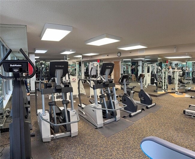 Building Photo - 3500 Mystic Pointe Dr