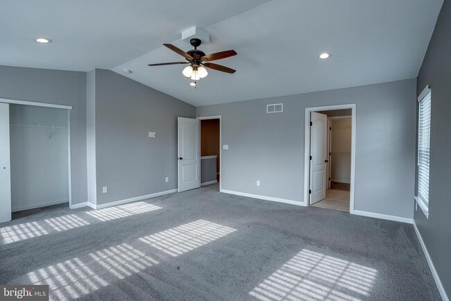 Building Photo - 533 Maple St
