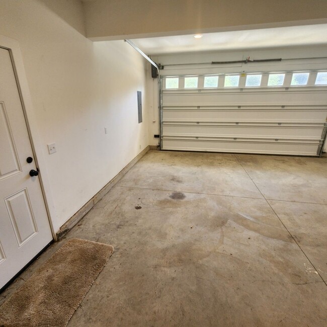 Building Photo - Luxurious 3 Bedroom with Spacious Rooms an...