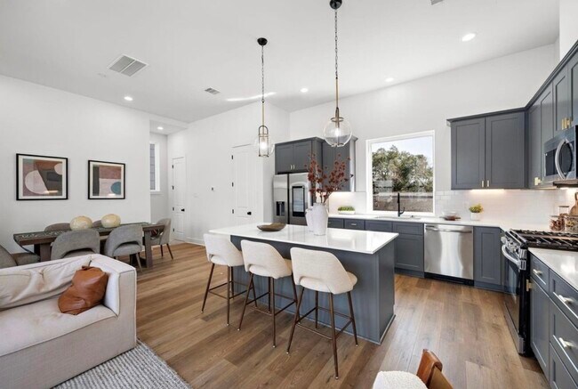 Building Photo - 835 Elkhart St