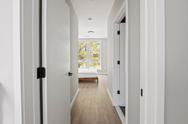 Building Photo - Euclid (Furnished Rooms)