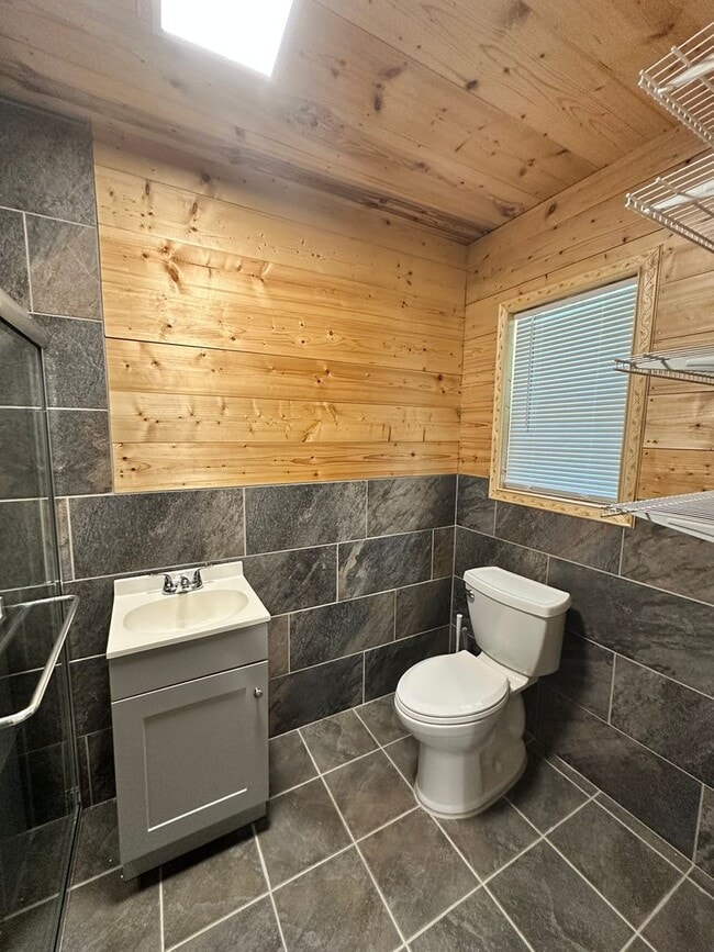 Building Photo - 3 Bed 2 Bath Brick Home with Additional Living Space - Newly Renovated