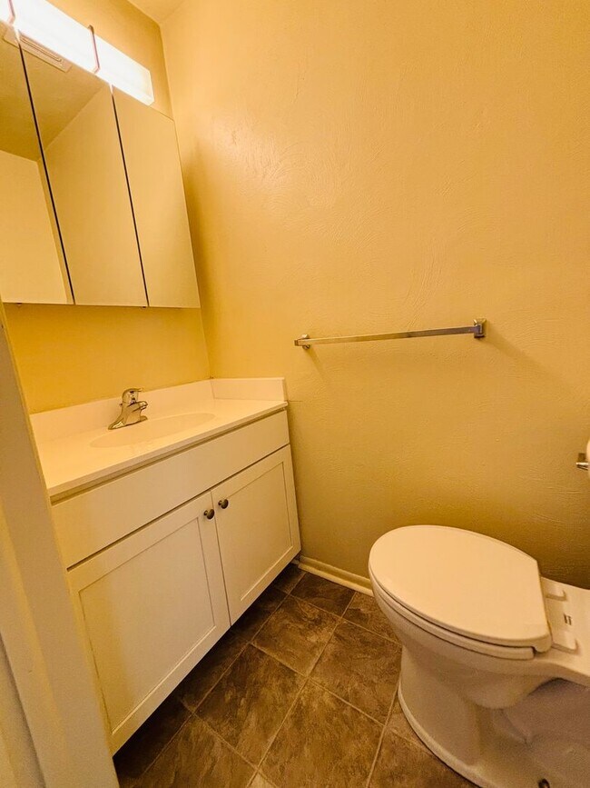 Building Photo - 2 Bedroom, 1.5 Bath Townhouse
