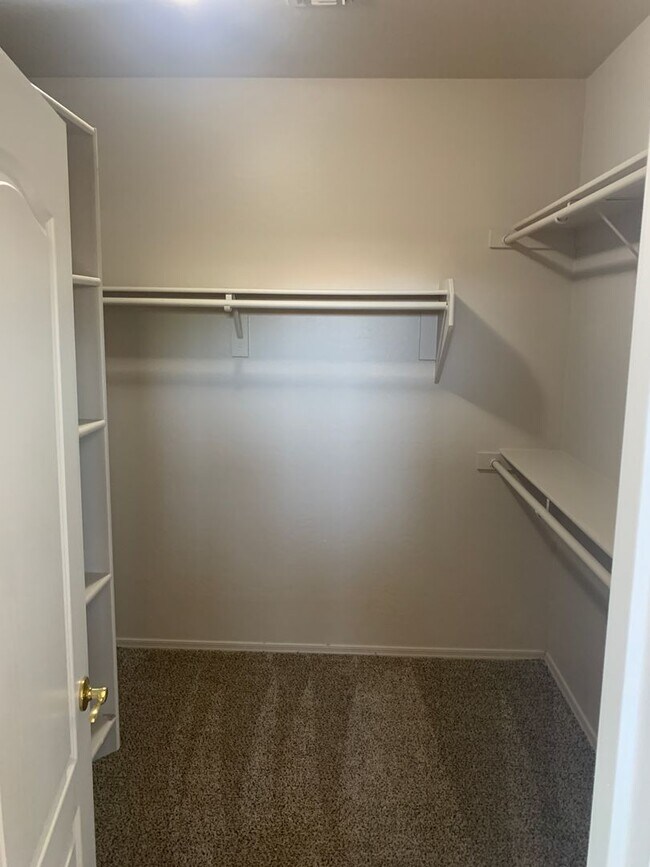 Building Photo - Updated 4 bed/2 bath in Great Location