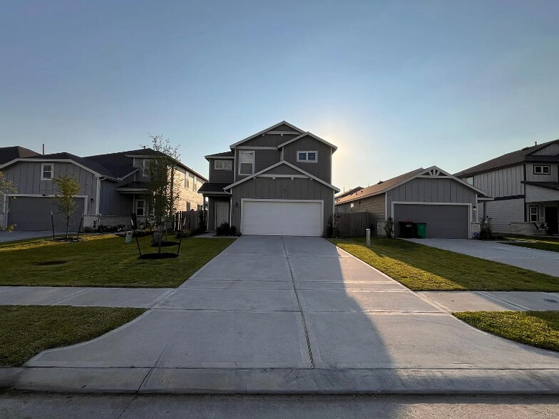 Building Photo - 25829 Hedgerow Dr